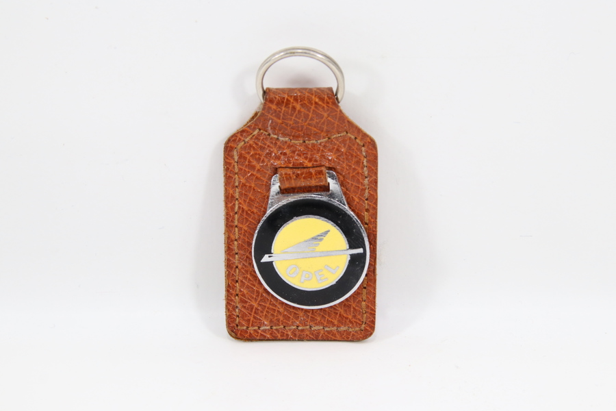 Eldre nøkkelring med skinnfeste og metallmerke – Opel
