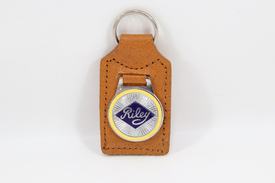 Eldre nøkkelring med skinnfeste og metallmerke – Riley
