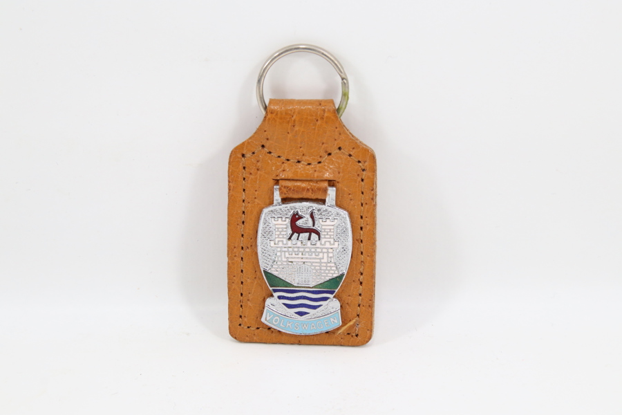 Eldre nøkkelring med skinnfeste og metallmerke – Volkswagen
