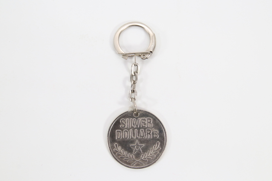 Eldre nøkkelring med metallmerke – Silver Dollar’s
