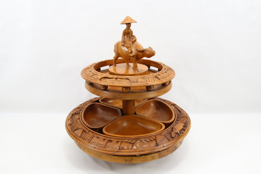 Utskåret serveringsfat i tre med figur og løse skåler – «Philippines»
