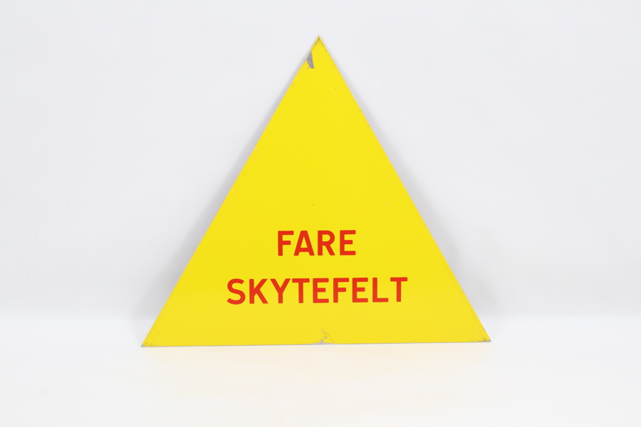 Norsk varselsskilt i metall – «FARE SKYTEFELT»
