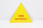 Norsk varselsskilt i metall – «FARE SKYTEFELT»
