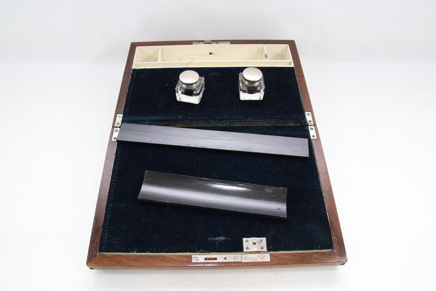 Skrivekasse i tre med innlegg og original innredning – merket E. Garlick
