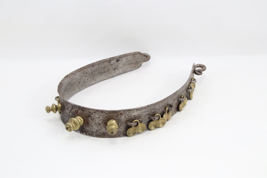 Antikk ku-klave i jern med klangplater
