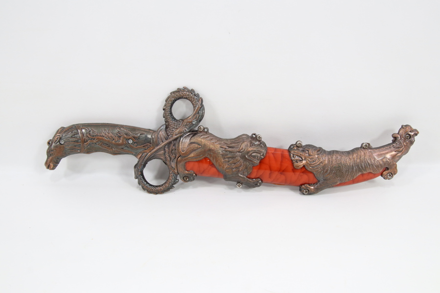 Dekorativ kniv med rikt ornamentert håndtak
