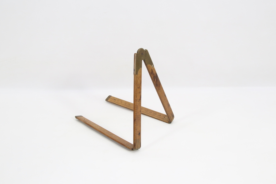 Sammenleggbar tommestokk i tre
