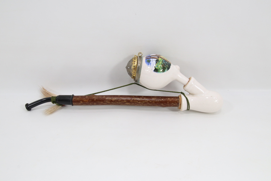 Pipe med porselenshode og dekorert beholder
