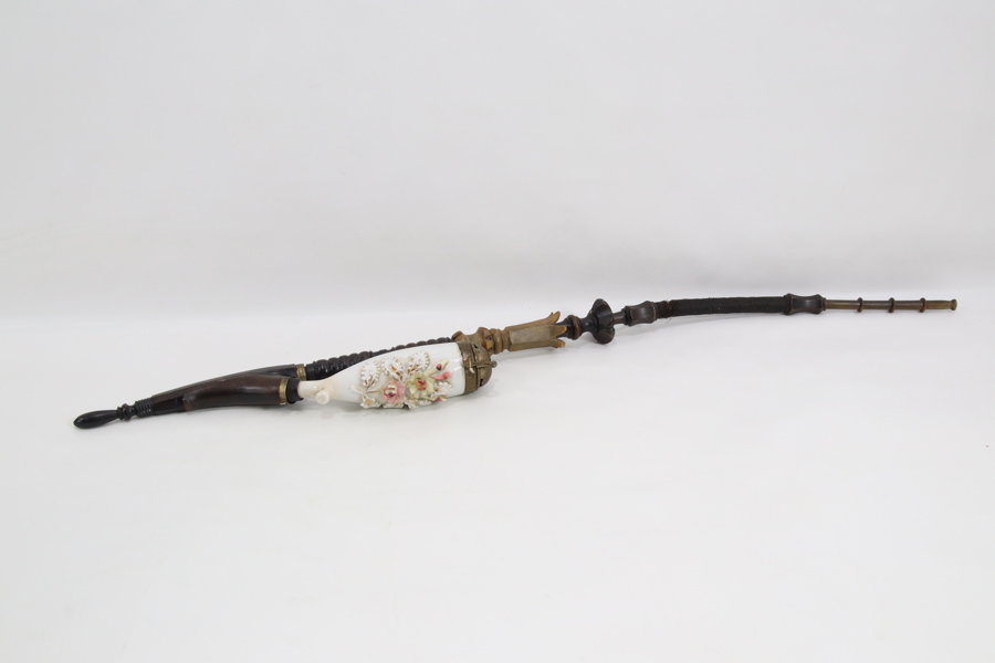 Eldre pipe med rikt dekorert porselenshode
