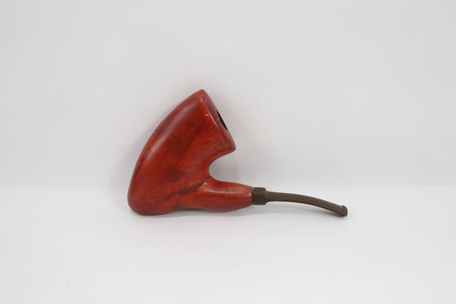 Eldre pipe med rødtonet pipehode og buet munnstykke
