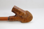 Eldre lang pipe med trehode og munnstykke
