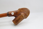 Eldre lang pipe med trehode og munnstykke
