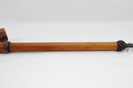 Eldre lang pipe med trehode og munnstykke

