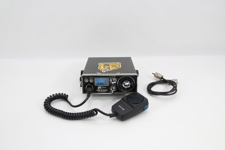BDR M-3124 “Sitting Bull” kommunikasjonsradio med mikrofon
