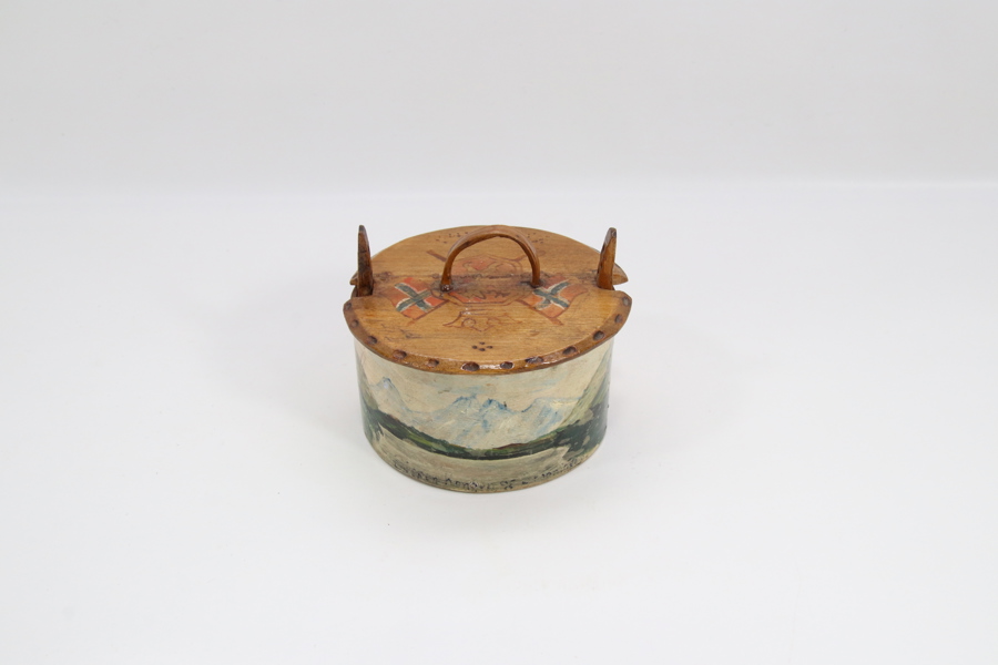Liten tine i tre med dekorert lokk
