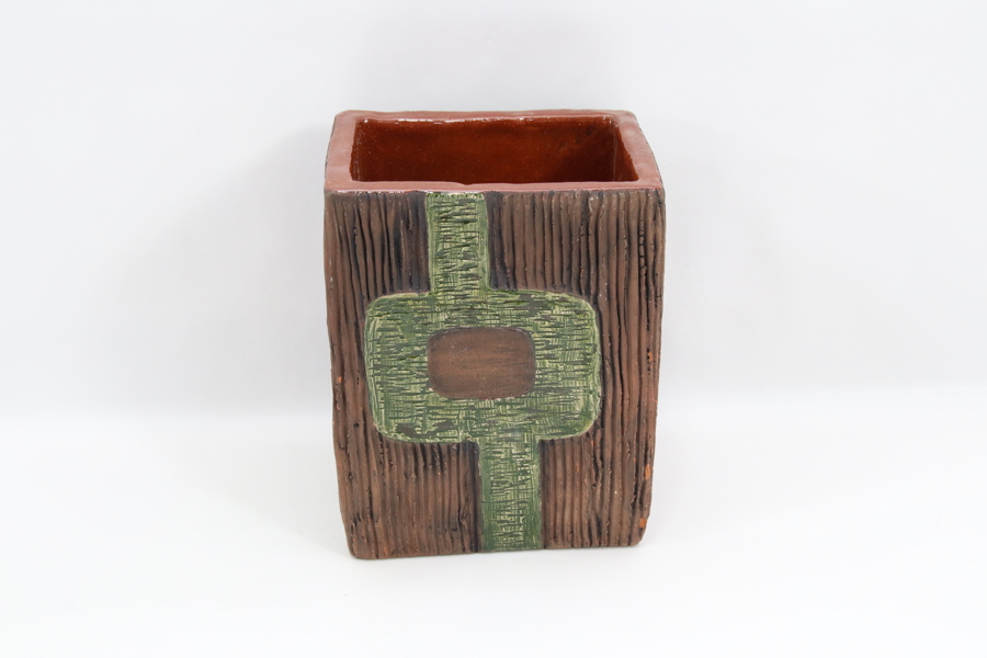 Keramisk firkantet vase med relieffdekor
