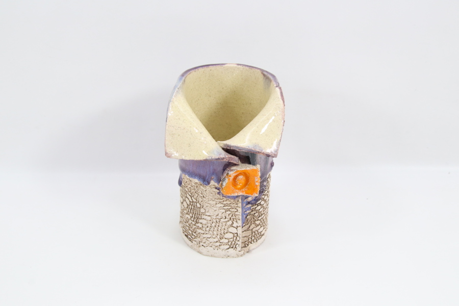 Keramisk skulptural vase med abstrahert form
