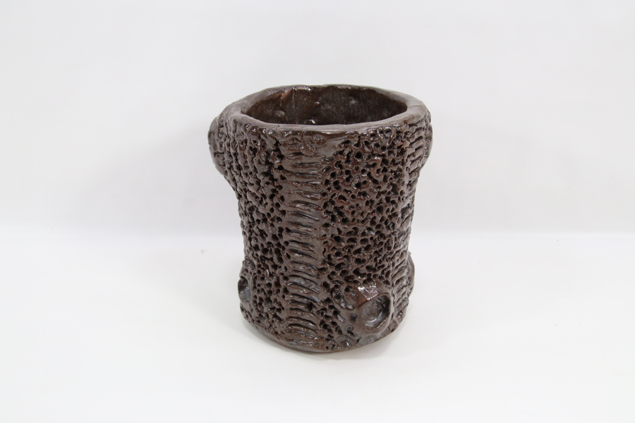 Keramisk vase med kraftig strukturert overflate
