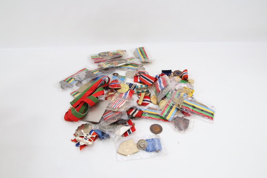 Parti diverse medaljer og merker
