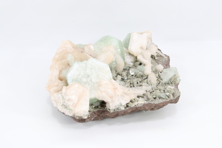 Dekorativ mineralgruppe på moderstein
