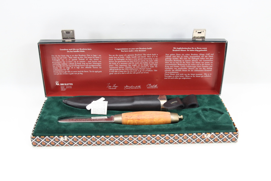 Brusletto kniv med slire i original eske
