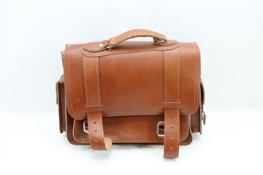 Eldre skulderveske i lær med rom og sidelommer
