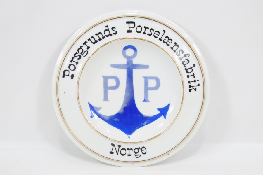 Porsgrund Porselænsfabrik dekorfat med anker og tekst «Norge»

