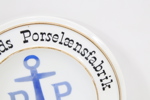 Porsgrund Porselænsfabrik dekorfat med anker og tekst «Norge»
