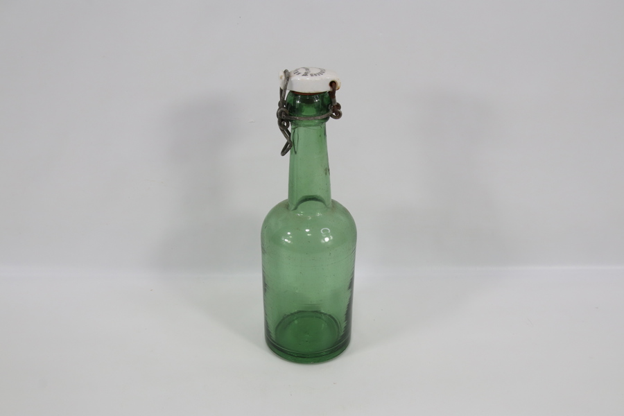 Eldre grønn glassflaske med patentkork i porselen - Lundetangen
