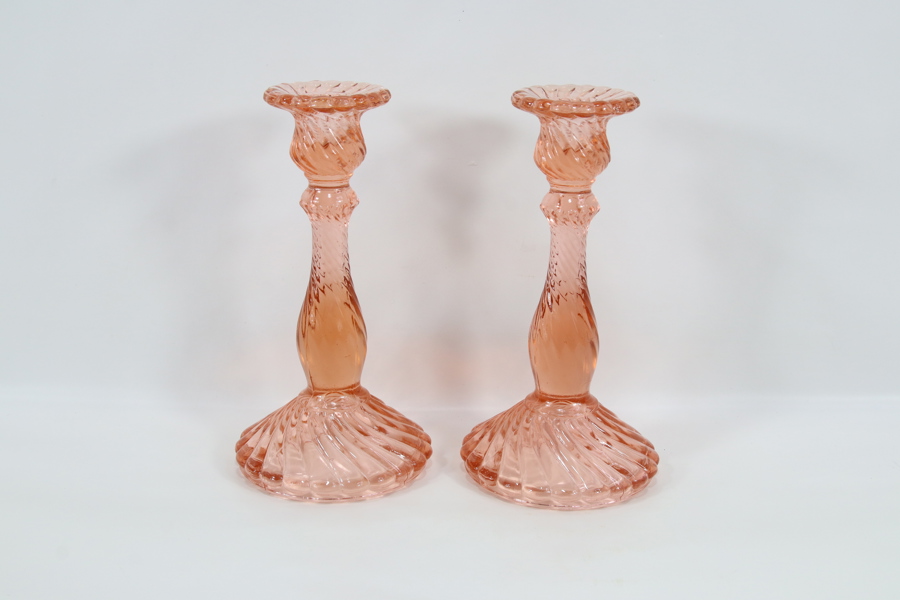 Par lysestaker i rosa pressglass
