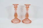Par lysestaker i rosa pressglass
