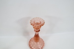 Par lysestaker i rosa pressglass
