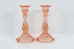 Par lysestaker i rosa pressglass
