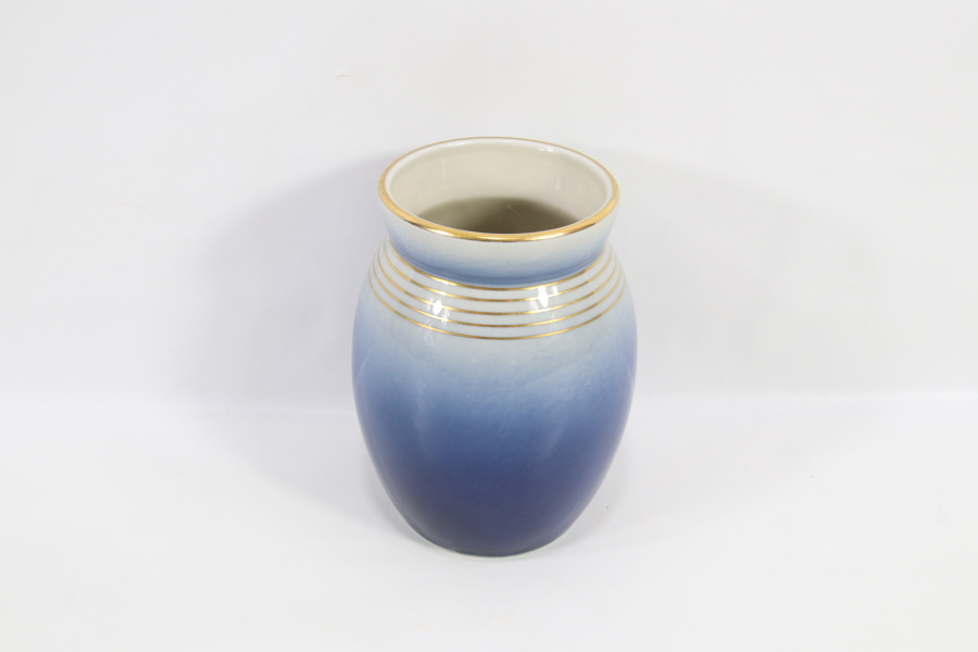 Art Deco vase med blå gradient og gull – Nora Gulbrandsen
