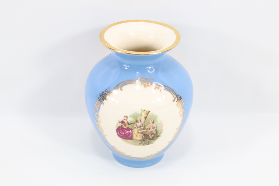 Stavangerflint vase med blå glasur og romantisk motiv
