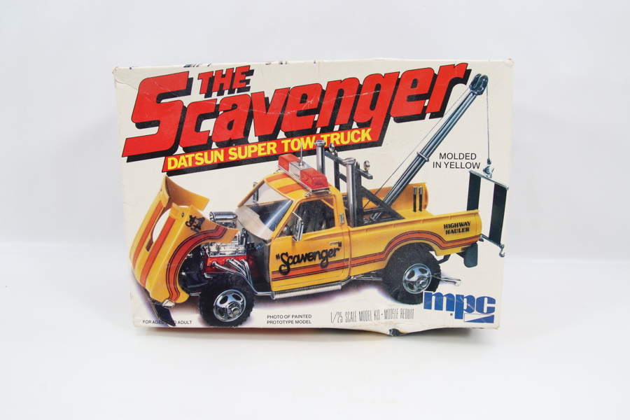 MPC “The Scavenger” Datsun Super Tow Truck – byggesett i original eske
