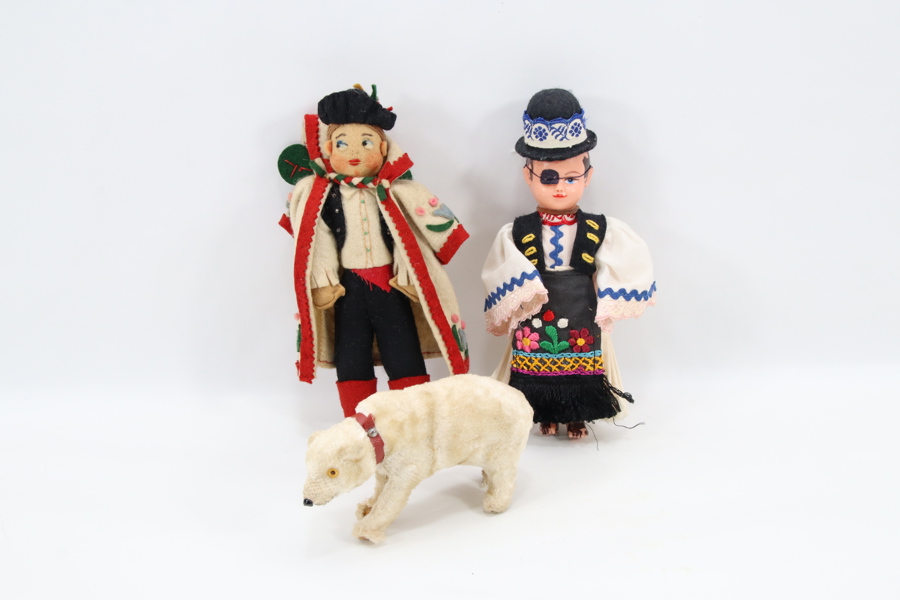 To folkedrakt-dukker og bamse – eldre leketøy
