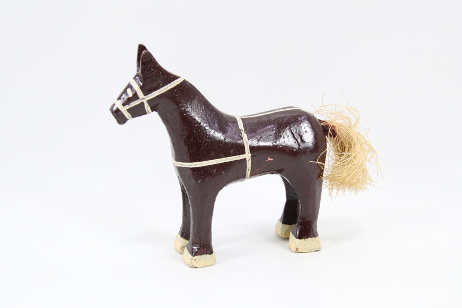 Liten dekorativ trehest – håndmalt med naturfiberhale
