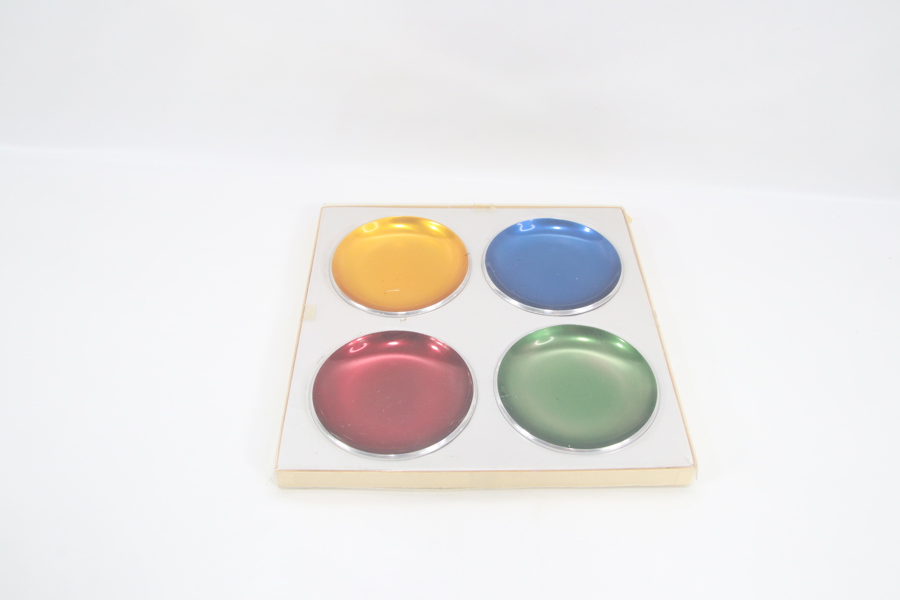 Sett med fire små fargede fat i original eske
