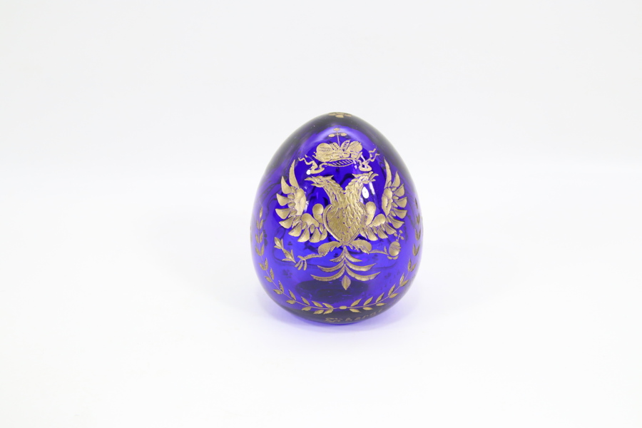 Dekorativt eggformet glassobjekt med gullfarget dekor
