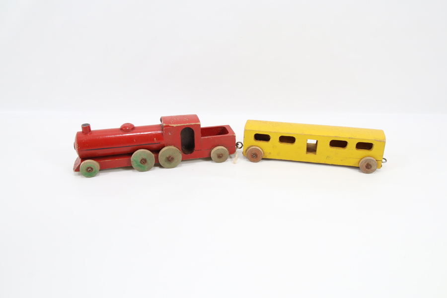 Eldre treleketøy tog med vogn
