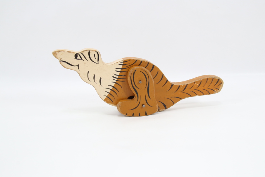 Eldre gyngende treleke – håndmalt dyr i tre
