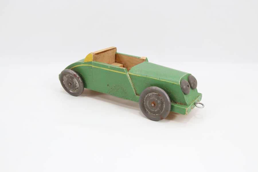 Eldre trebil med blikkhjul
