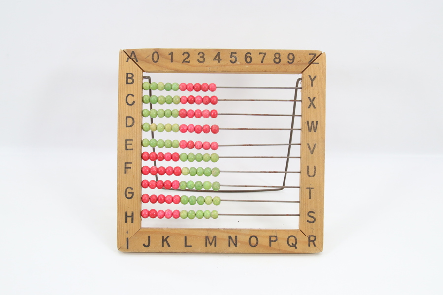 Eldre kuleramme i tre – klassisk læringsleketøy