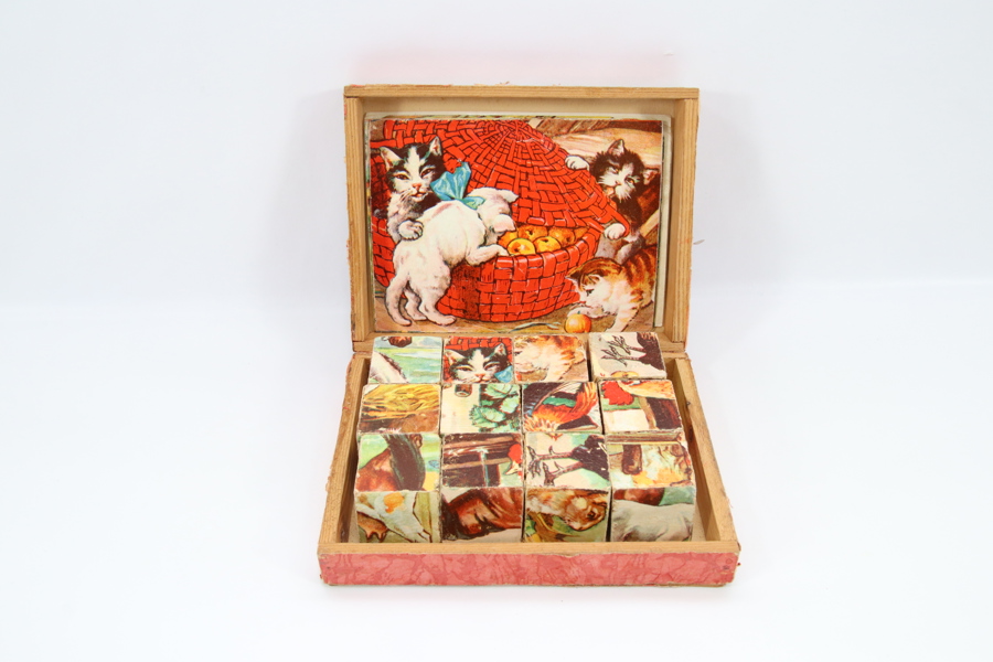 Eldre puslespillkuber i eske – illustrerte bildekuber
