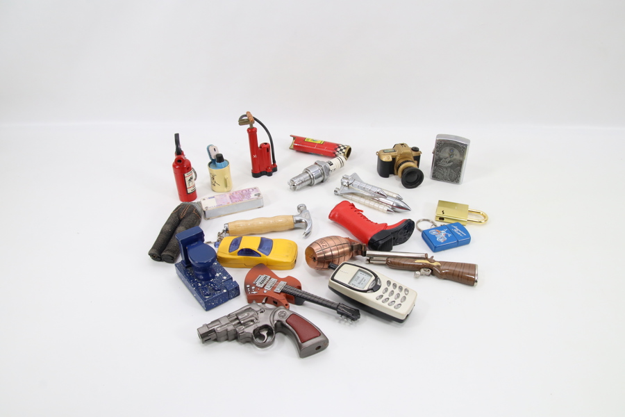 Samling med diverse vintage lightere – ulike typer og design
