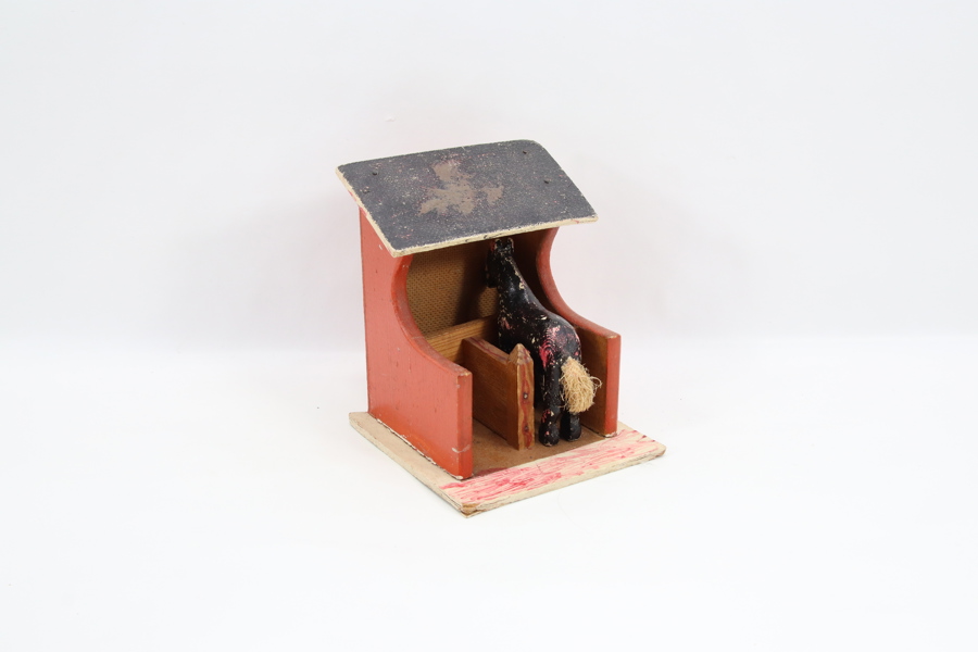 Eldre treleketøy med hest og stall
