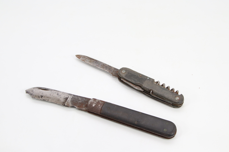 To eldre lommekniver i metall