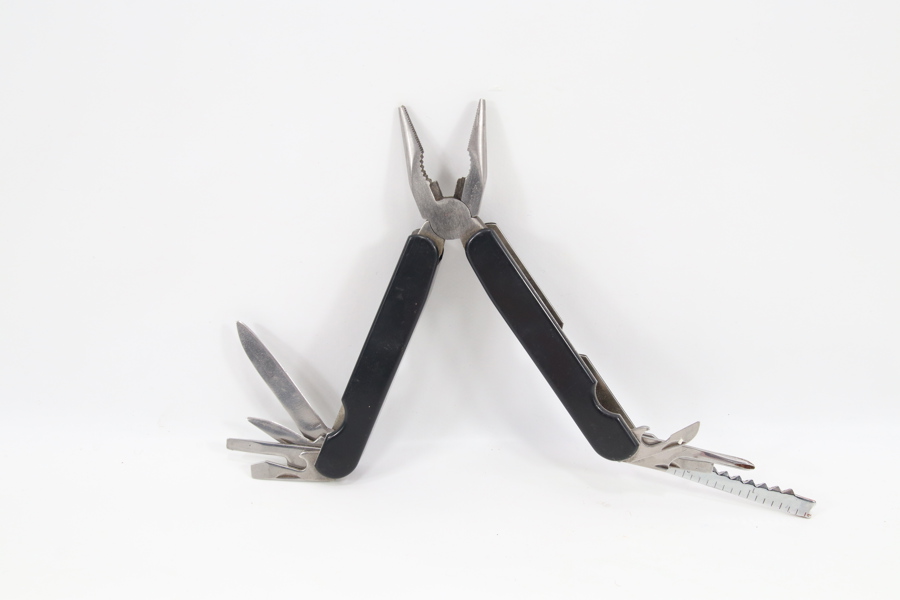 Multiverktøy i metall med lærfutteral
