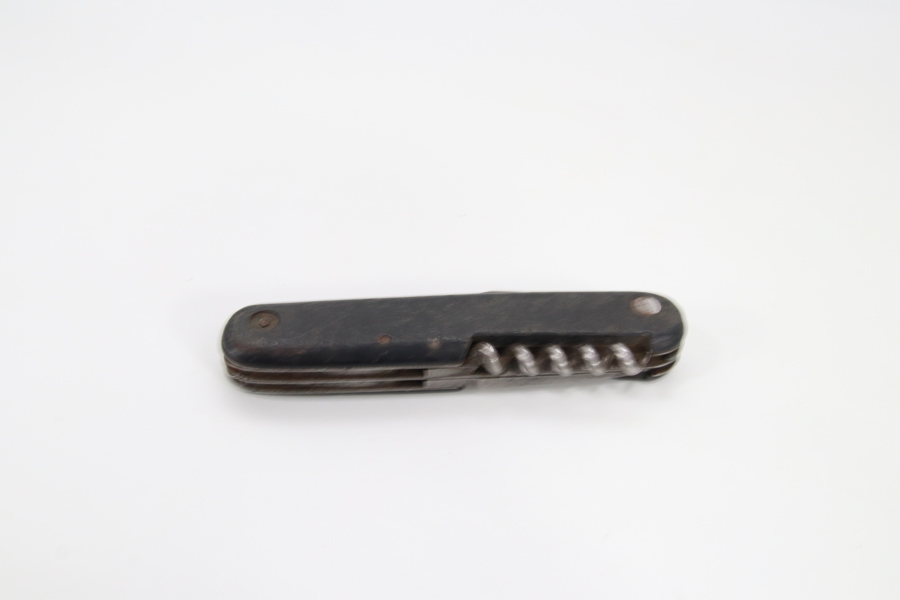 Eldre lommekniv i metall med korketrekker